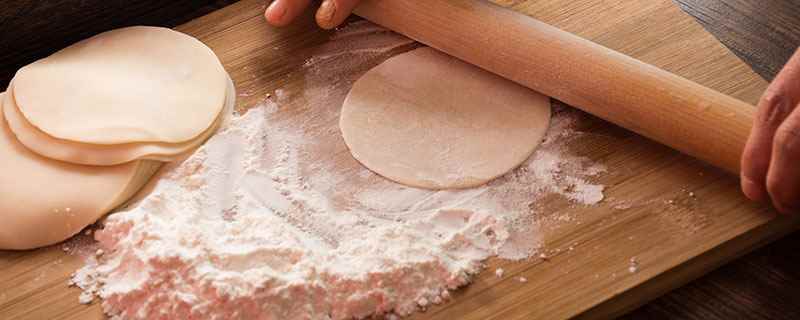 饺子皮的擀制方法(碗中放面粉、玉米粉、酵母粉和少许糖拌匀)