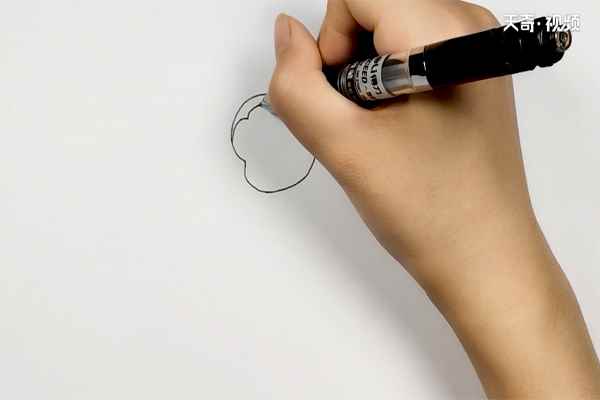 蜜蜂简笔画(蜜蜂的身体画上一些条纹做装饰)