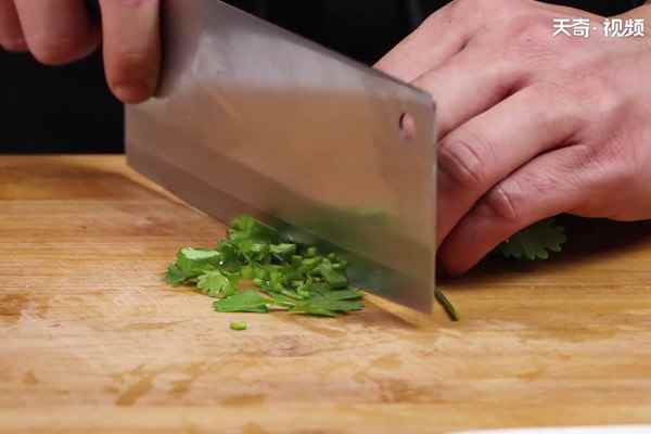 蒜泥茄子的做法(茄子400g熟白芝麻5g、青椒50g、盐10克、味精5克、香)