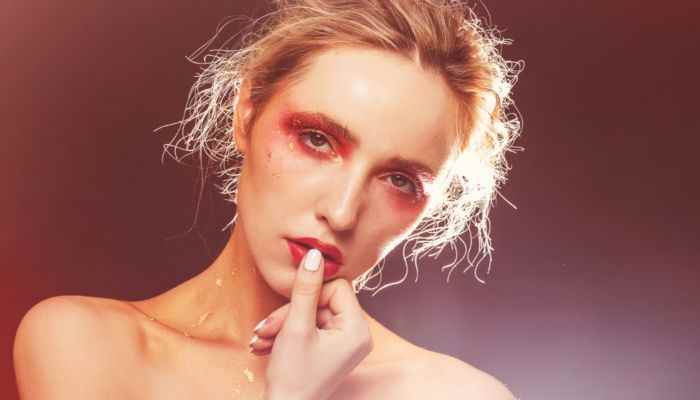 虎眉和扫帚眉区别(虎眉和扫帚眉的眉毛稀疏程度和形状都不同)