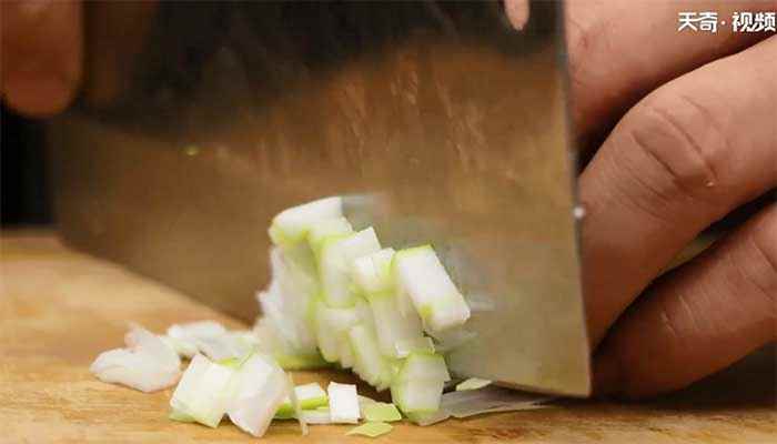 烧荷包鲫鱼的做法(鲫鱼怎么做最好吃)