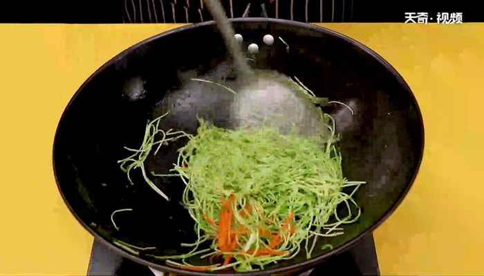 炒青豆芽的做法(青豆芽300克、蚝油1汤匙、盐1茶匙、米醋)