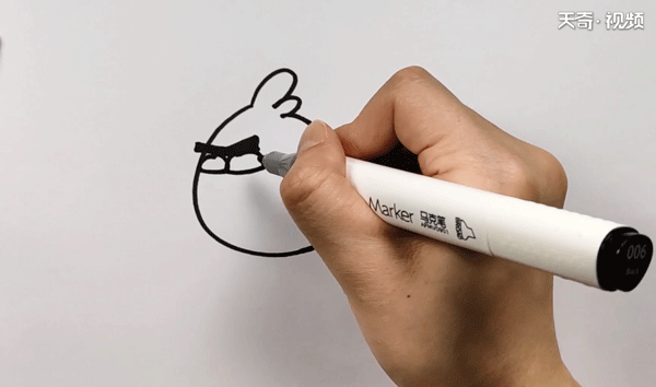 愤怒的小鸟简笔画(我们先画一个圆圆的脑袋)