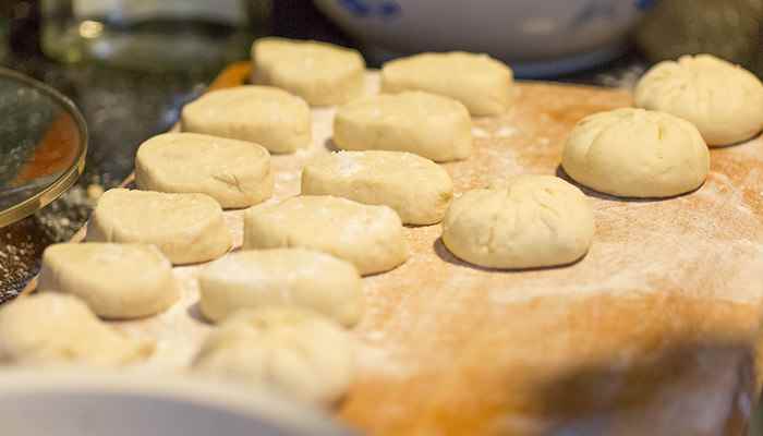 包子的包法(包子的褶子最好捏出14个以上)