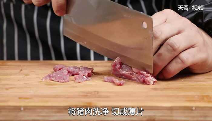 蒜爆肉的做法(猪瘦肉300克、蒜瓣75克、鸡蛋1个、水淀粉3大匙、精盐适量)