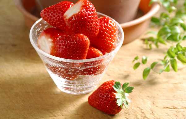 冬天吃草莓还是夏天吃草莓(为什么草莓冬天才能吃夏天不能吃通常)