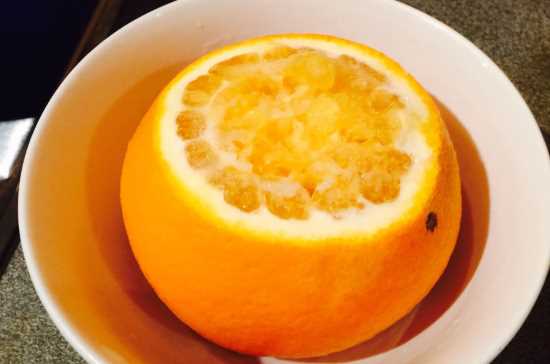 盐蒸橙子和冰糖蒸橙子哪个效果好(吃橙子有什么注意事项)
