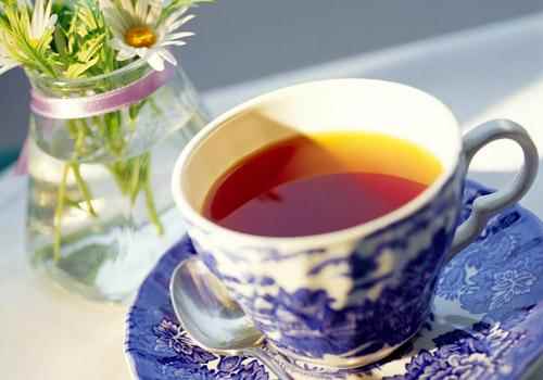 女人喝什么茶能祛斑(红巧梅、美容花、贡菊各适量)