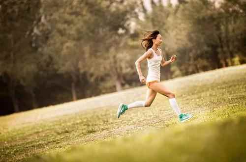 跑步多长时间能达到减脂效果(早上跑步和晚上跑步哪个更减脂)
