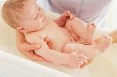 怎样给新生儿洗澡正确步骤(怎么给新生儿洗澡正确步骤)