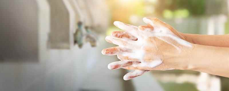 免洗洗手液和水洗洗手液哪个好(免洗洗手液和普通洗手液区别)