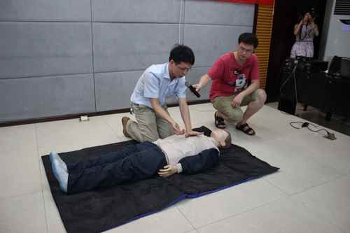 胸外心脏按压操作方法(摆好抢救体位使患者仰卧在硬板上或地上)