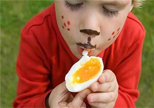 急性荨麻疹发作期间可以吃鸡蛋吗(荨麻疹能吃鸡蛋吗鸡蛋是发物吗)