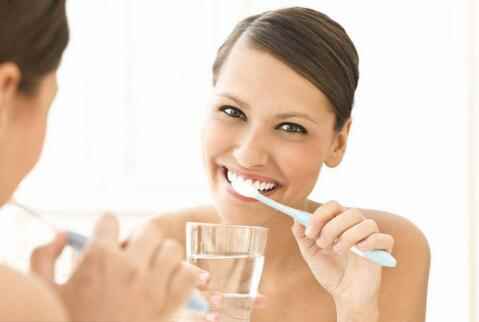 怎么刷牙才是正确的(刷牙刷牙缝远离烂牙人生)