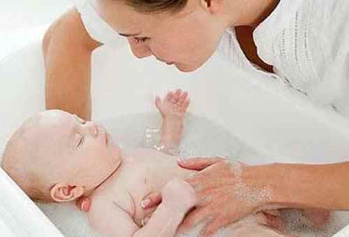 新生儿多长时间洗一次澡比较合适(新生儿多久洗一次澡最合适呢)