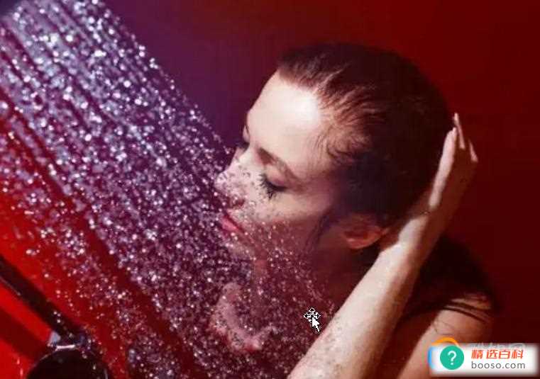 女性在月经期间被大暴雨浸泡要注意什么(暴雨期间女性正处于月经期应该怎么办)