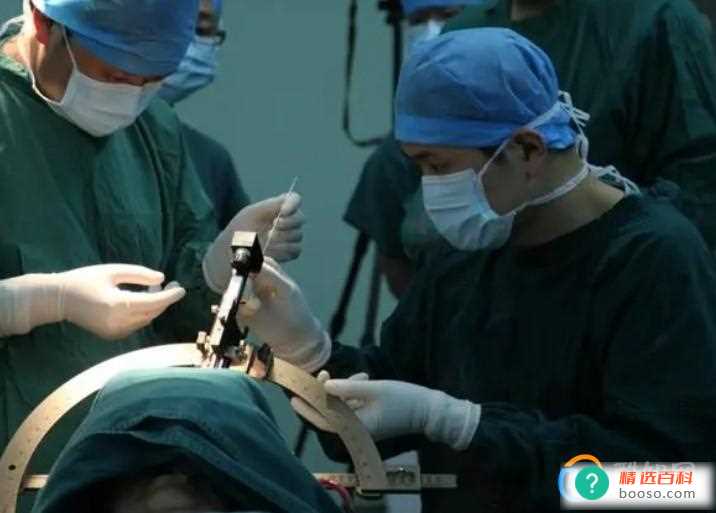 帕金森综合征晚期老人能维持几年(帕金森抖腿奶奶给邻座女子道歉的事情)