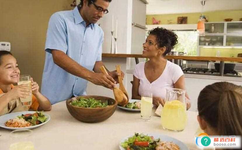 吃晚餐时有哪些必须注意的事项(晚餐吃太饱有什么危害注意这四点)
