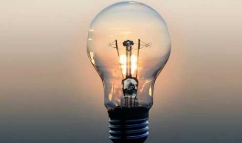 电灯的发明者是谁(爱迪生发明电灯经历了多少次才成功)