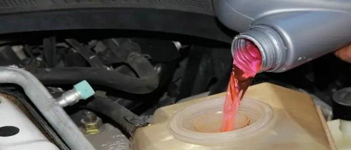 汽车防冻液怎么更换(车主发现自己爱车的防冻液变质了)