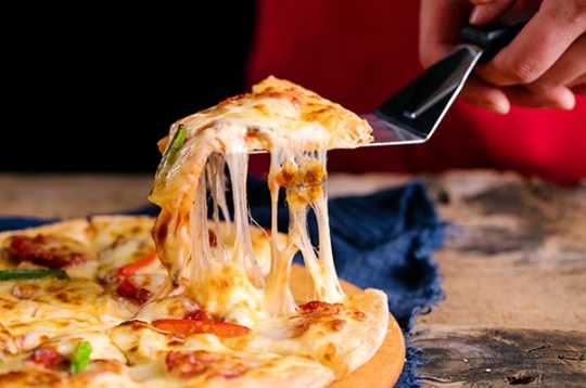 披萨拉丝的东西是奶酪还是芝士(做披萨用奶酪还是芝士好吃)