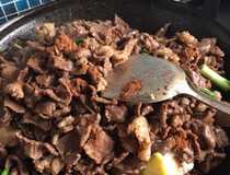 红烧牛肉的简单做法?红烧牛肉怎么做好吃又嫩