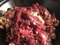 红烧牛肉的简单做法?红烧牛肉怎么做好吃又嫩