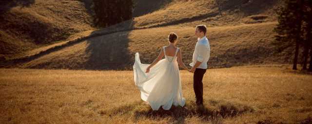 外面彩旗飘飘家里红旗不倒的意思(家里彩旗不倒外面红旗飘飘下一句)