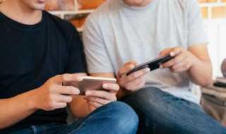 贴普通手机膜的正确方法（手机贴膜的正确方式）(手机膜怎么贴)