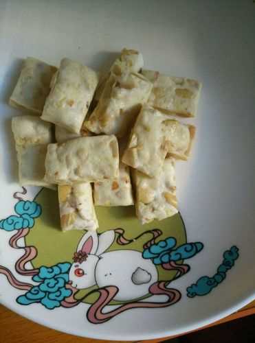 牛轧糖的制作方法及材料是什么？(牛轧糖是用什么做的)?